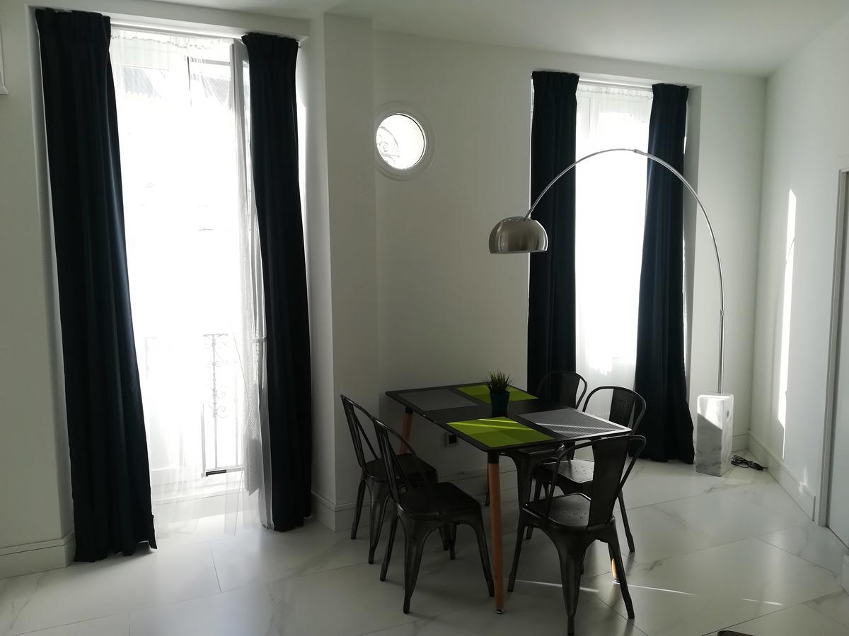 Apartamentos Adriano เซบีญา ภายนอก รูปภาพ